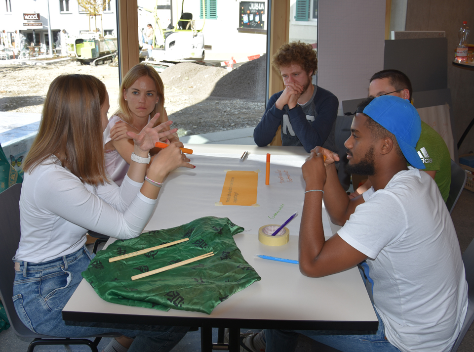 Die Workshop-Teilnehmer*innen tauschen sich darüber aus, wie sie sich eine offene Kirche vorstellen.